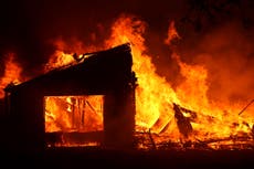 Equipos de emergencia evacuan un hospital en California debido a incendio forestal masivo