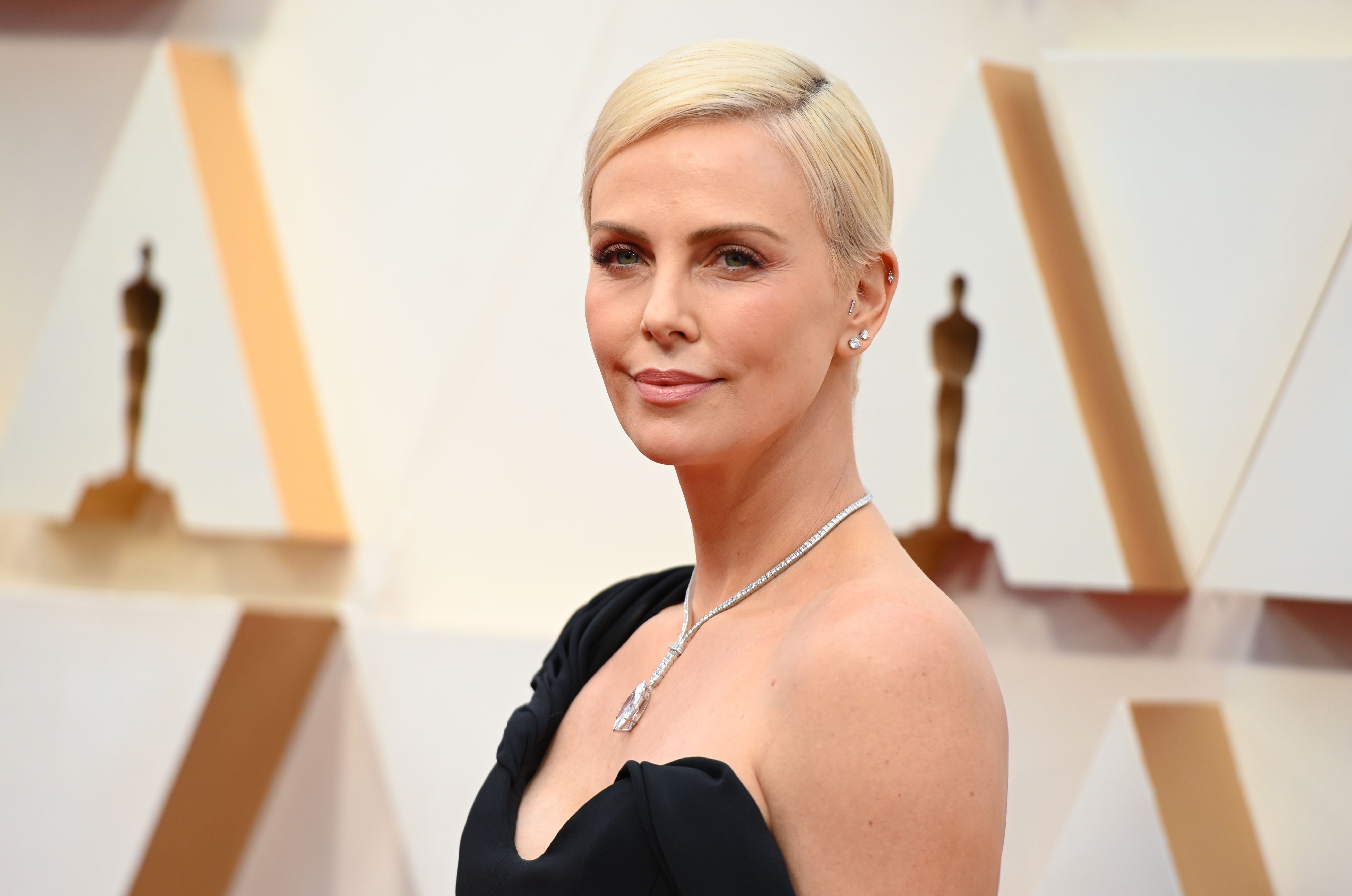 “Mi corazón pertenece a estas dos”: Charlize Theron comparte fotos inéditas al lado de sus bellas hijas