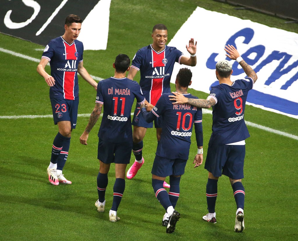Los jugadores del PSG celebran uno de los goles de Icardi.