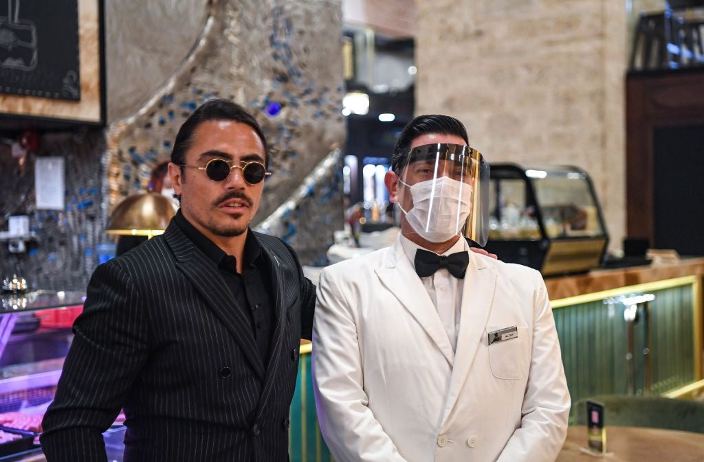 Restaurante de Salt Bae es cerrado en Boston por violar las medidas por coronavirus