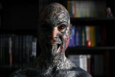 Maestro tatuado de pies a cabeza pierde su trabajo después de ‘provocar pesadillas a un niño’