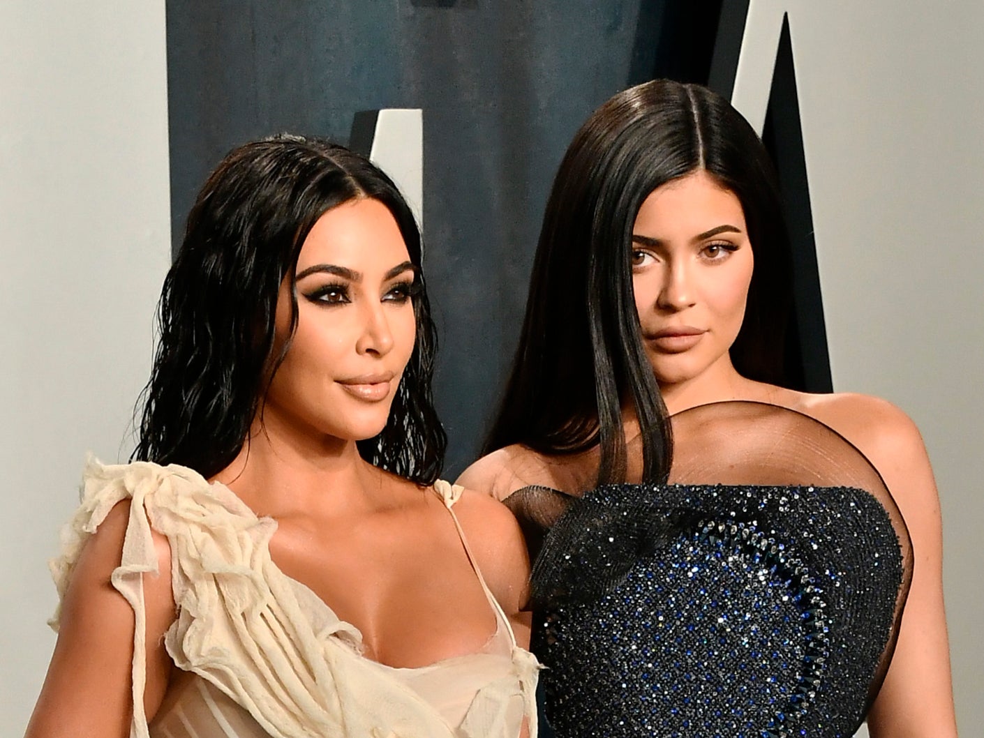 Kim Kardashian y Kylie Jenner (derecha) asisten a la fiesta de los Oscar 2020 de Vanity Fair.