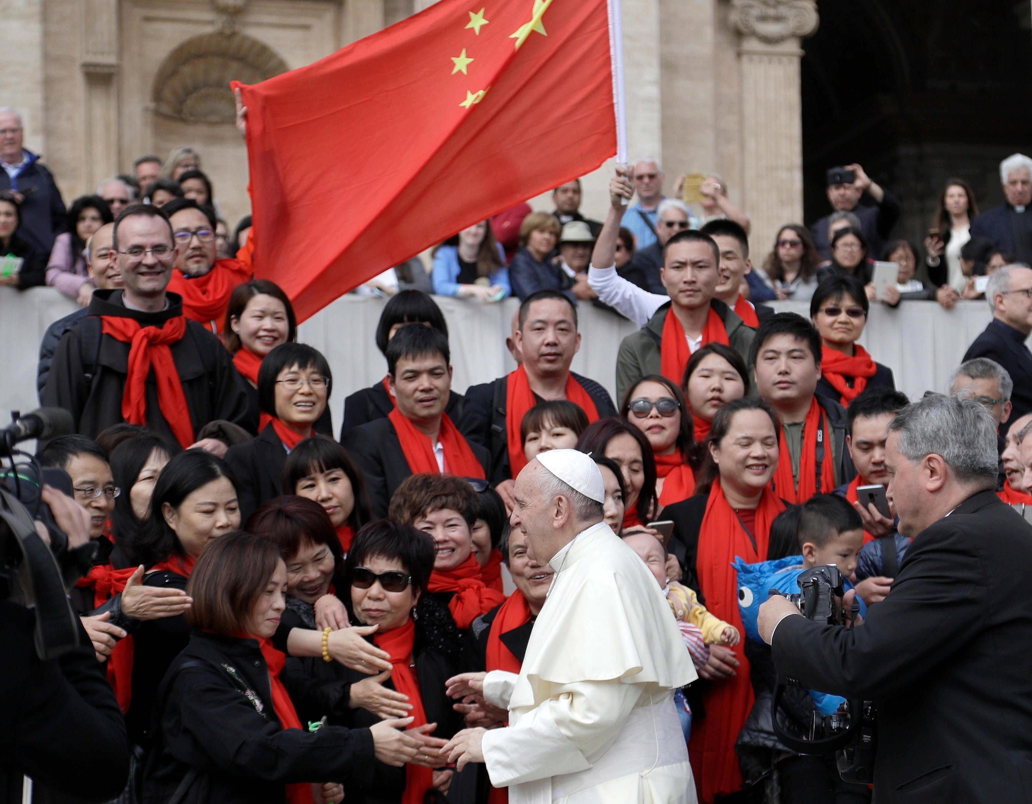 El Papa saludando a un grupo de visitantes de China.