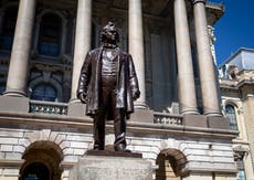 Estatua de Stephen A. Douglas es retirada del Capitolio de Illinois