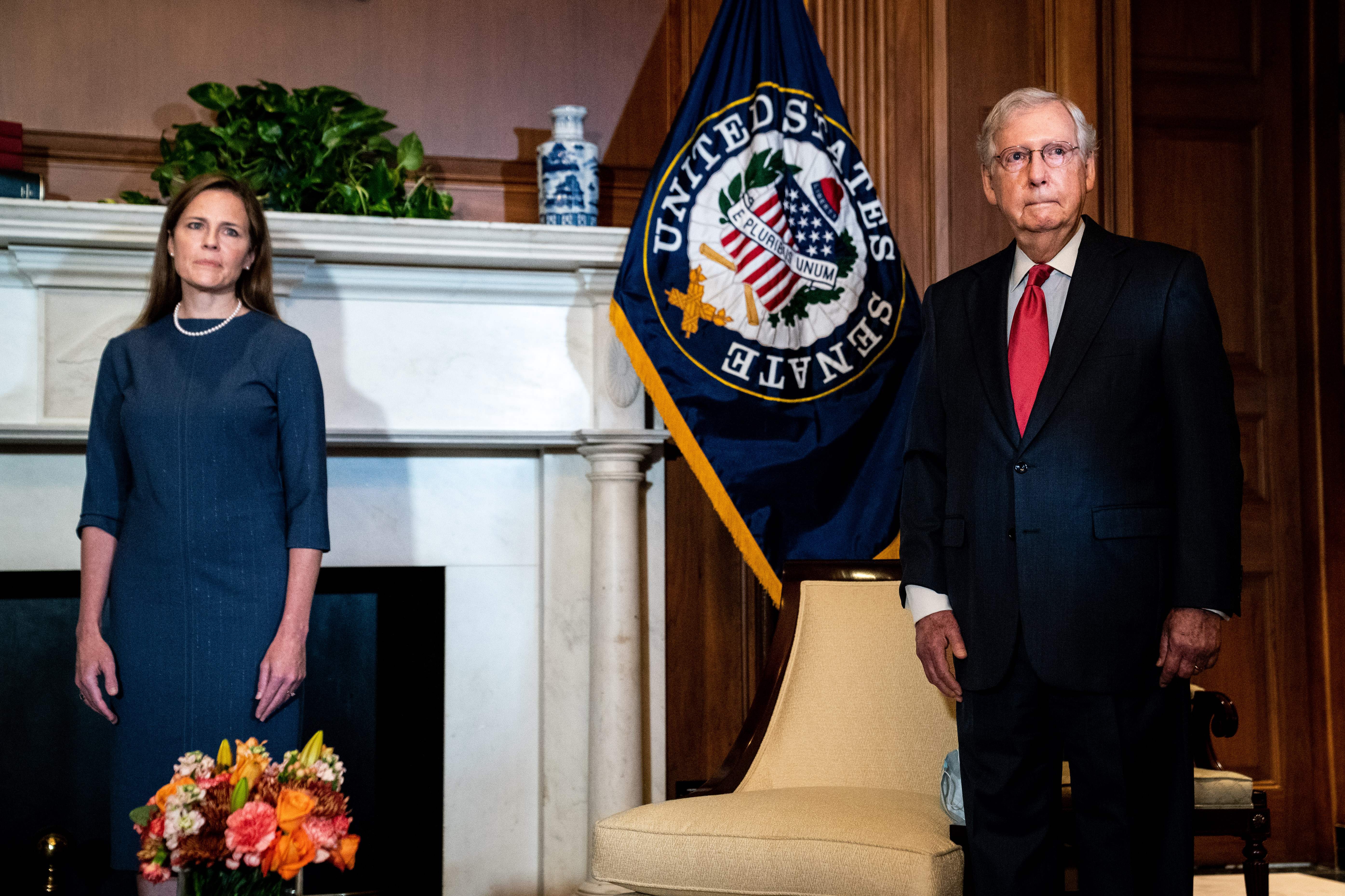 McConnell protege a Amy Coney Barrett de preguntas sobre elecciones