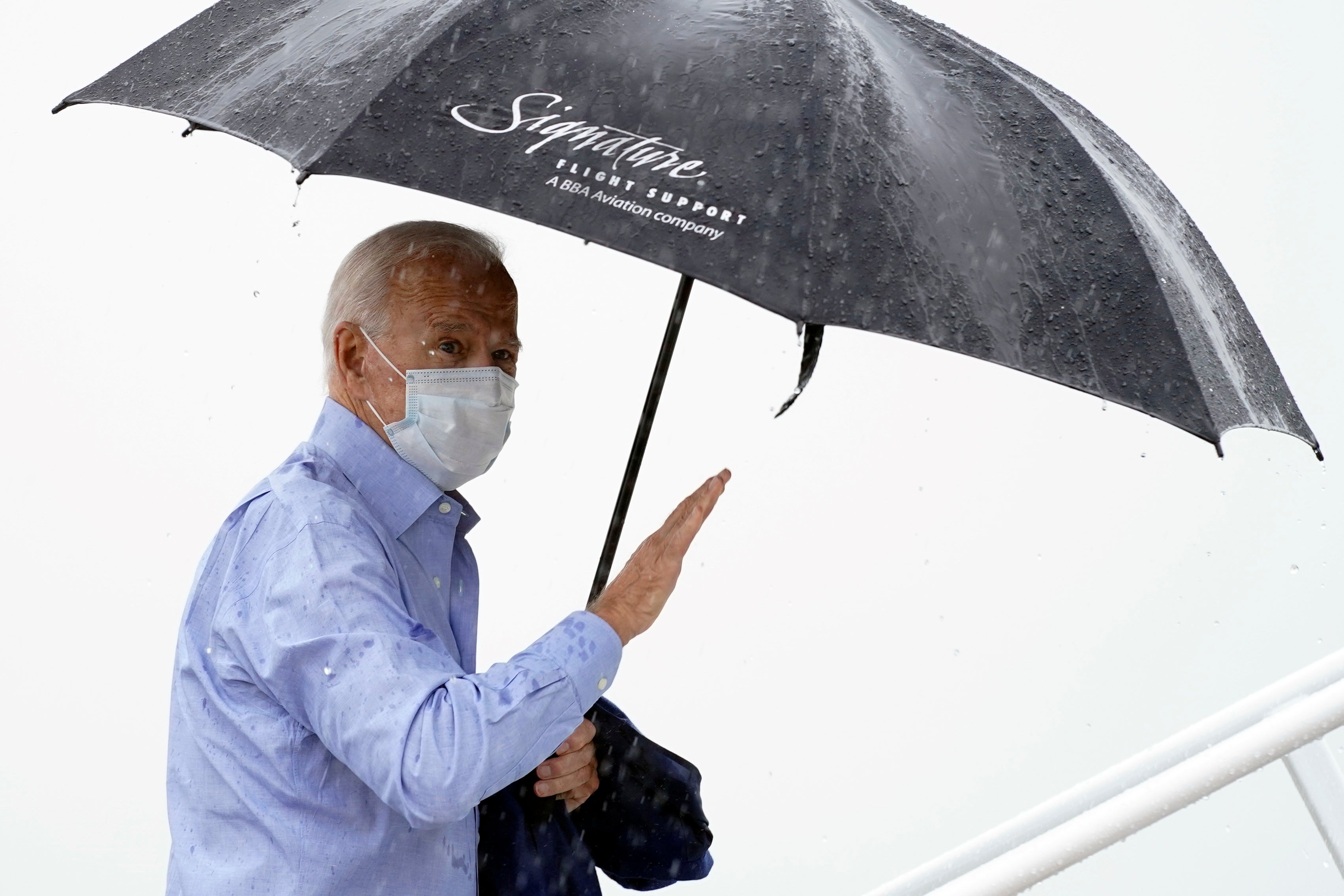 Equipo de Trump acusa que Joe Biden recibirá ayuda por el auricular durante el debate