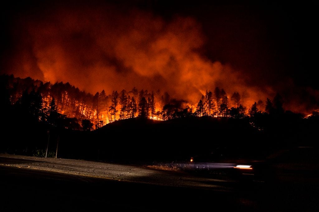 Los bomberos de California están intentando hacerse con el control de varios incendios forestales que arrasan el estado.