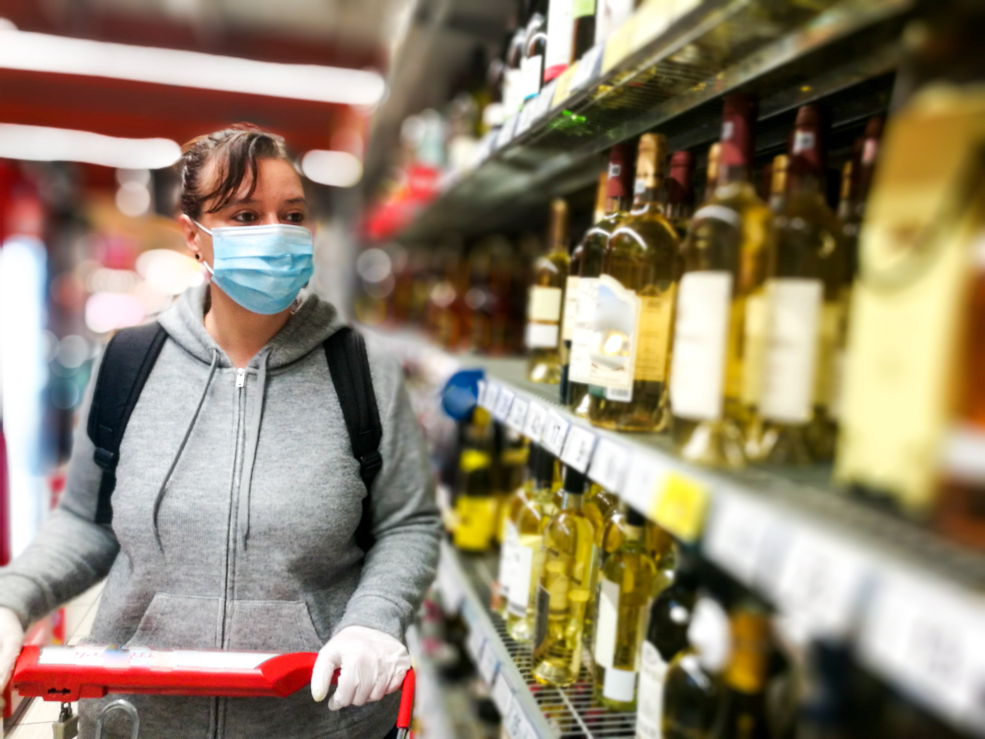 ¿Puedo tomar alcohol después de la vacuna contra el coronavirus? 