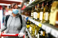 ¿Puedo tomar alcohol después de la vacuna contra el coronavirus?