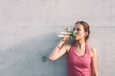 ¿Cómo mantenerte hidratado si siempre te olvidas de beber agua?