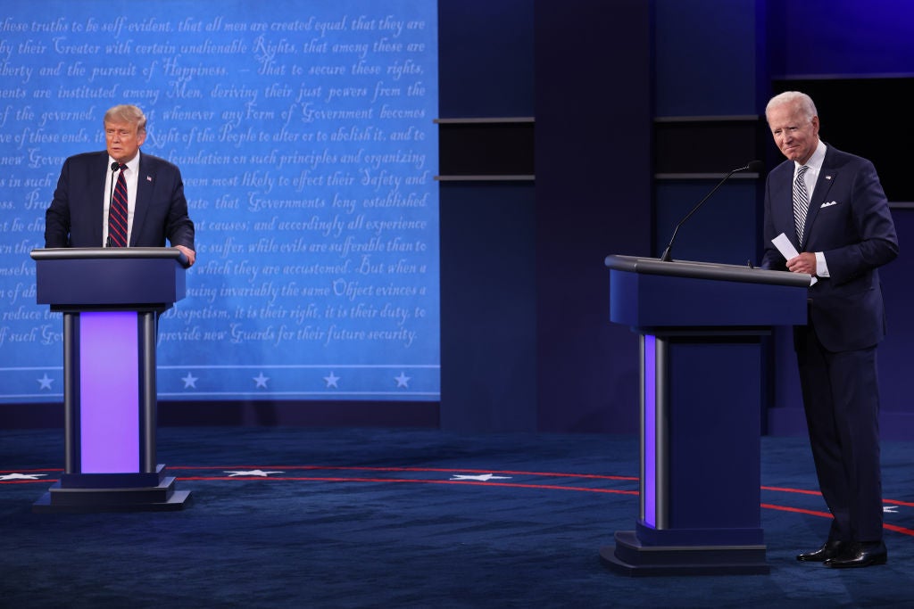 El presidente y el señor Biden intercambian golpes durante el primer debate.