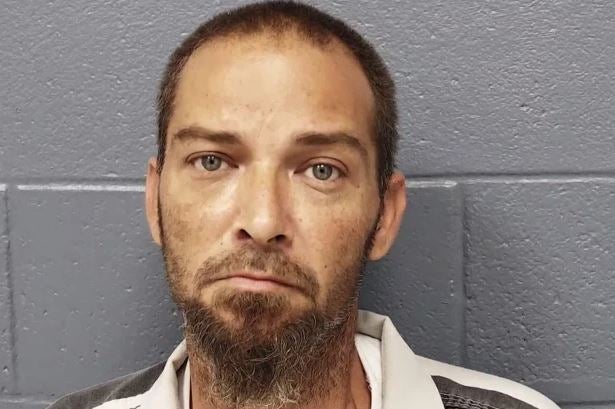 Padres son acusados por la muerte de su hija que habría fallecido por estar infestada de piojos