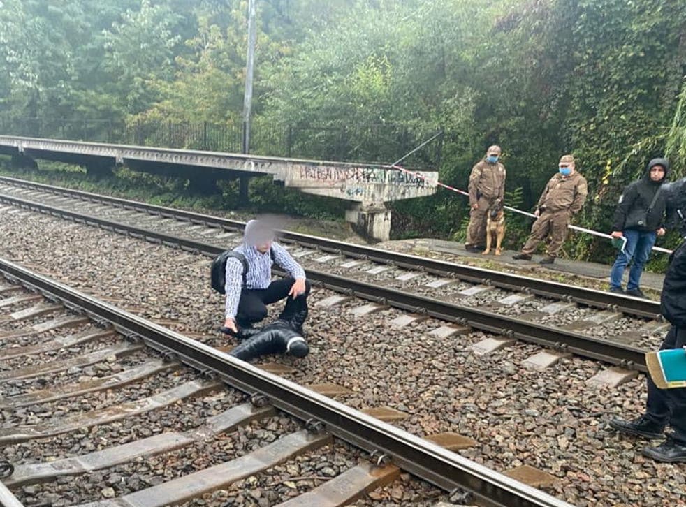 Las autoridades de Ucrania investigan la escena en la que se encontró a un trabajador de la embajada de Estados Unidos cerca de las vías del tren en el parque Nyvky de Kiev.