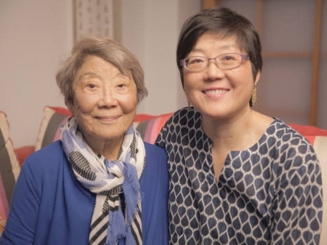 Fay Hoh Yin (izquierda) y su hija, Monona Yin (derecha), abogaron por la ayuda médica para morir después del diagnóstico de cáncer de linfoma de células T en estadio IV de Fay