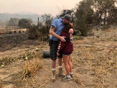 Personas evacuadas por incendios forestales en California regresan a lo que queda de sus casas