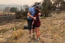 Personas evacuadas por incendios forestales en California regresan a lo que queda de sus casas