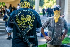 Proud Boys usan camisetas de ‘retrocede y espera’ después de los comentarios de Donald Trump
