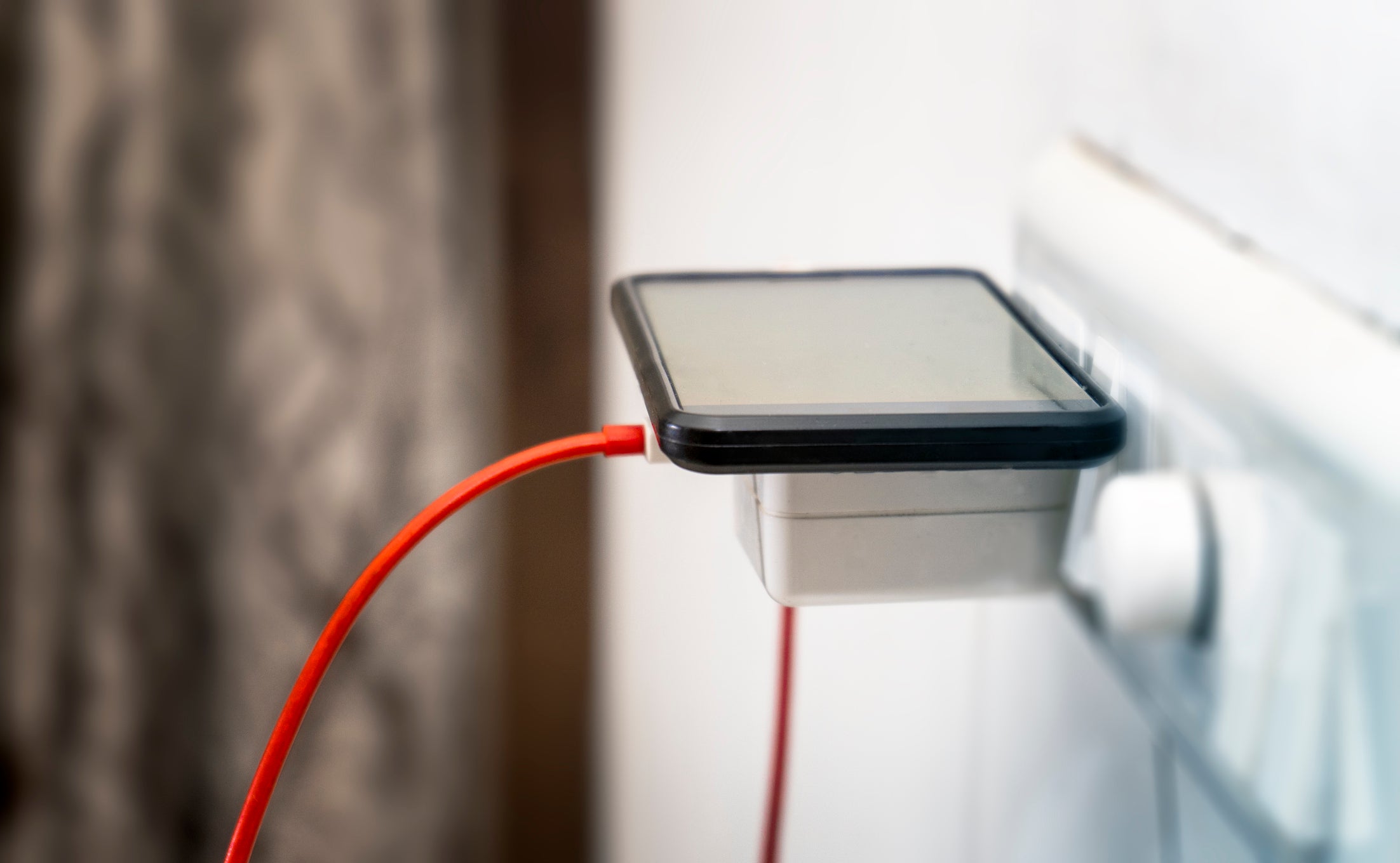 Para realizar la conversión de CA a CC, un cargador típico requiere varios componentes eléctricos, como un transformador