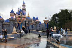 El nuevo paseo de Blancanieves en Disneyland atrae reacción violenta debido al beso “problemático”