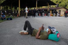 Caravana de migrantes enfrenta bloqueos en el norte de Guatemala