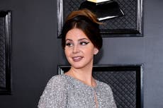 Lana Del Rey es criticada por usar una mascarilla de malla en un encuentro con fans en Los Ángeles