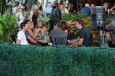 Florida comienza levantamiento de restricciones; surgen preocupaciones sobre rebrote de COVID-19