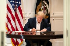 Se burlan de foto de Trump en la que aparece firmando un papel aparentemente en blanco