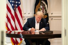 Se burlan de foto de Trump en la que aparece firmando un papel aparentemente en blanco