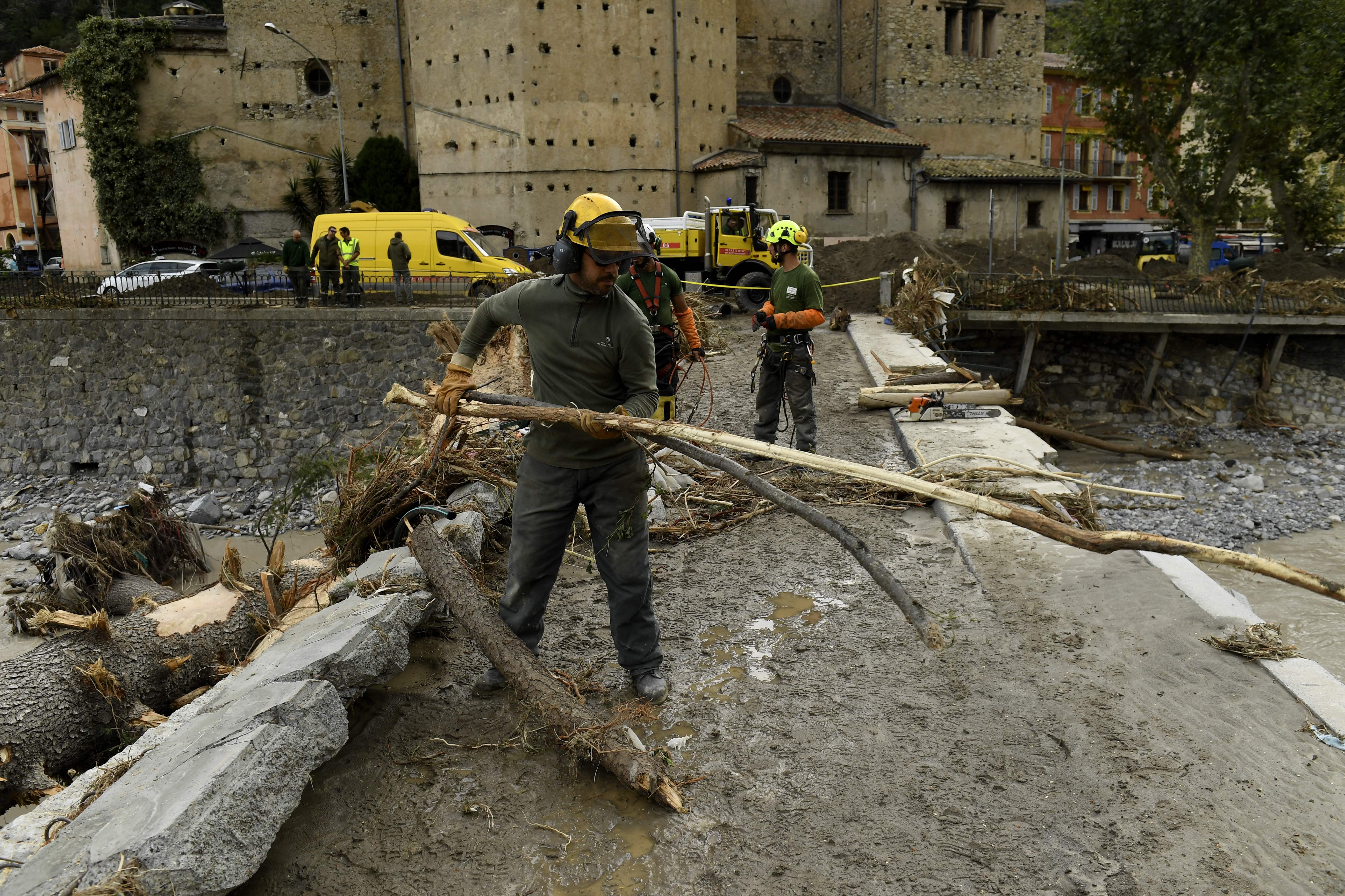 Personal de emergencia retira árboles caídos en el sureste de Francia.