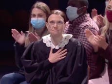 Kate McKinnon rinde homenaje a Ruth Bader Ginsburg con un silencioso tributo durante el estreno de SNL