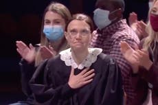 Kate McKinnon rinde homenaje a Ruth Bader Ginsburg con un silencioso tributo durante el estreno de SNL