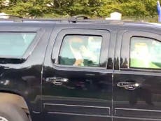 Trump salió de su suite para saludar a los simpatizantes que se encuentran fuera del hospital