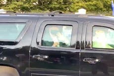 Trump salió de su suite para saludar a los simpatizantes que se encuentran fuera del hospital