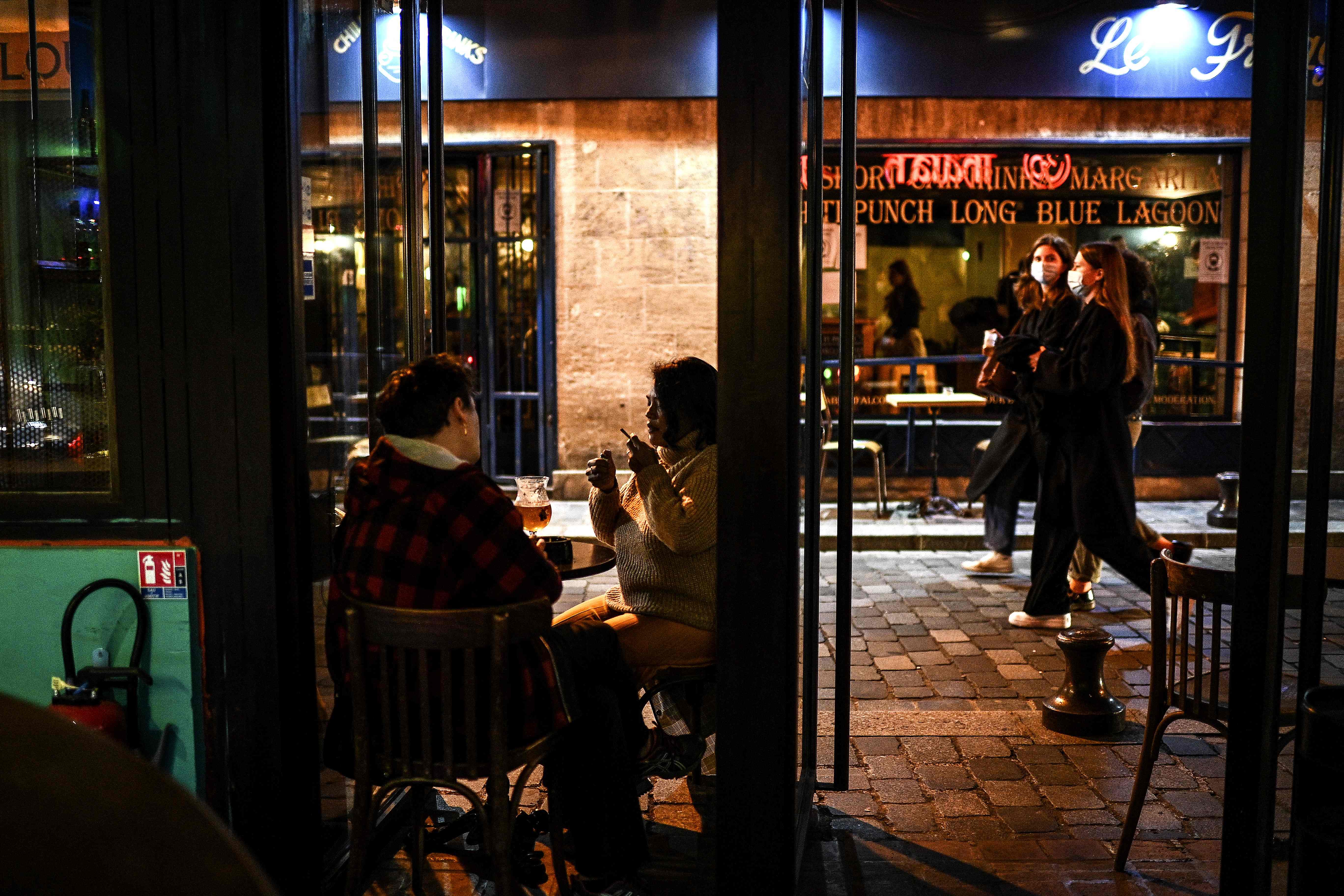 Los bares se verán obligados a cerrar en la capital francesa durante 15 días, después de que se aprobara un toque de queda a partir de las 10 de la noche