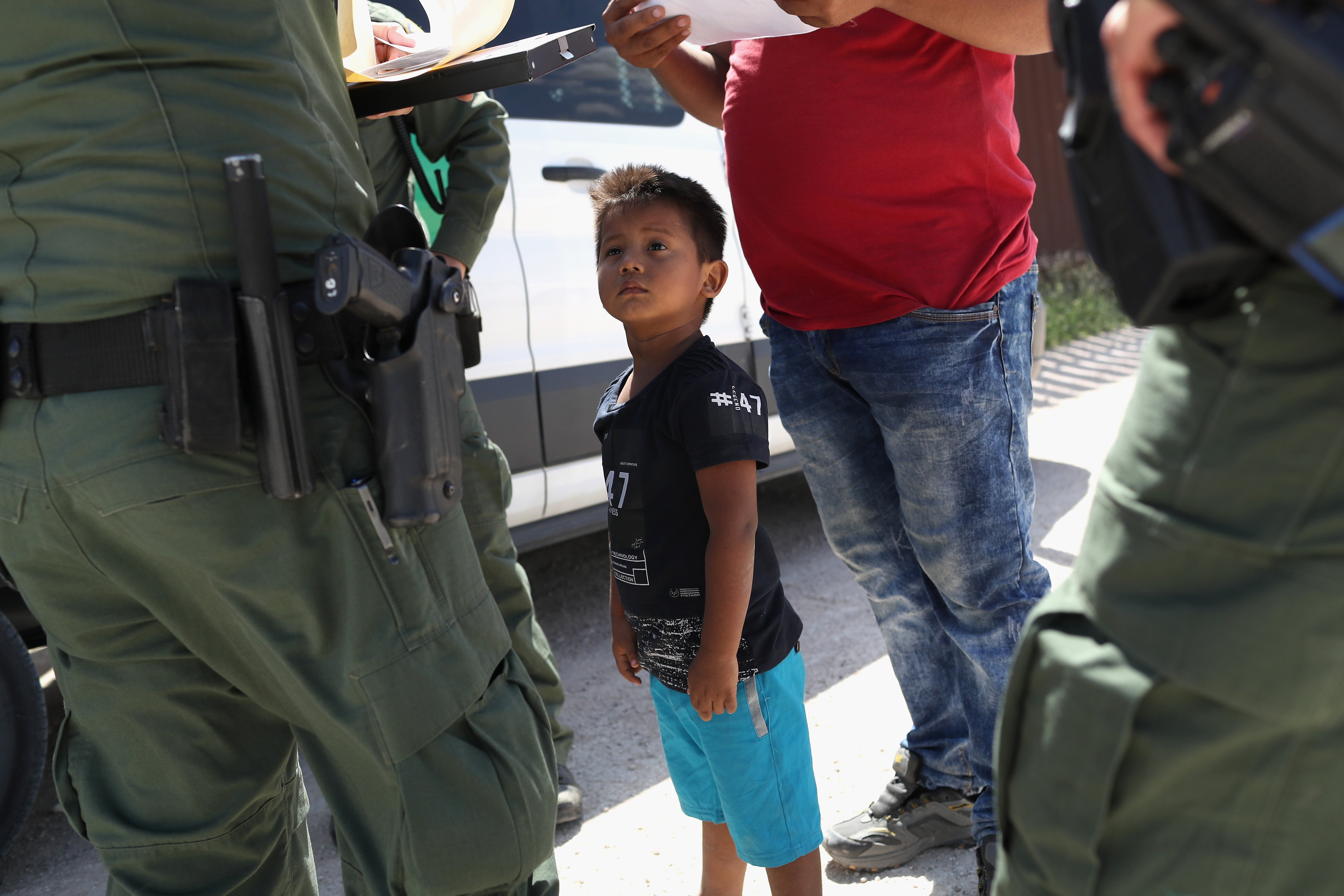 Niño en la frontera México-Estados Unidos