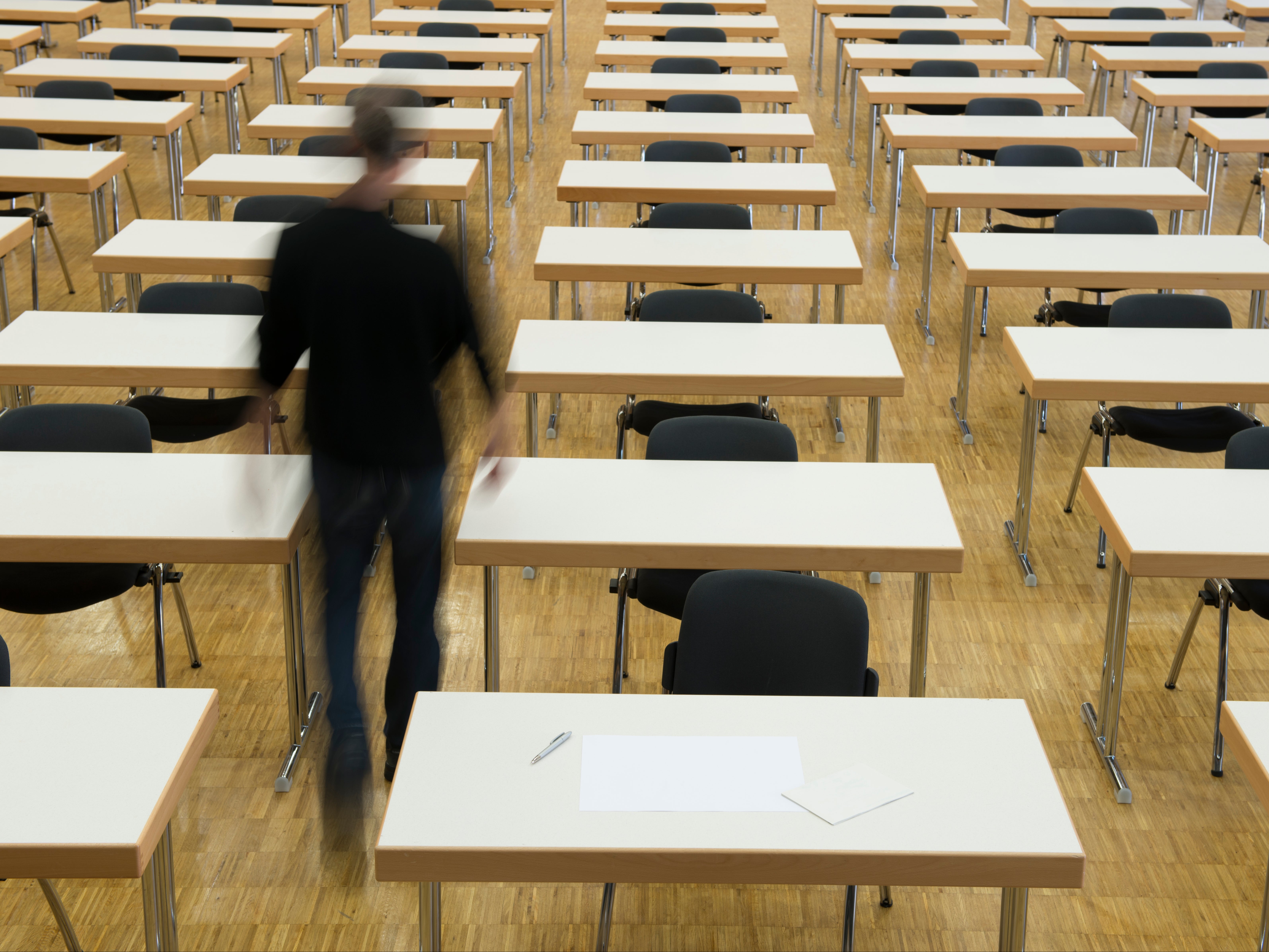 Los sindicatos han advertido que “se está acabando el tiempo” para planificar los exámenes GCSE y nivel A del próximo año.