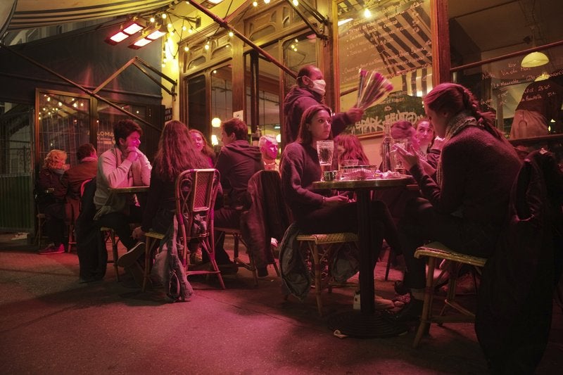 En imagen de archivo del 26 de septiembre de 2020, comensales llenan una terraza de una cafetería en París. (Foto/Lewis Joly, archivo)