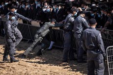 Policía israelí suspende funeral por romper restricciones de Covid-19