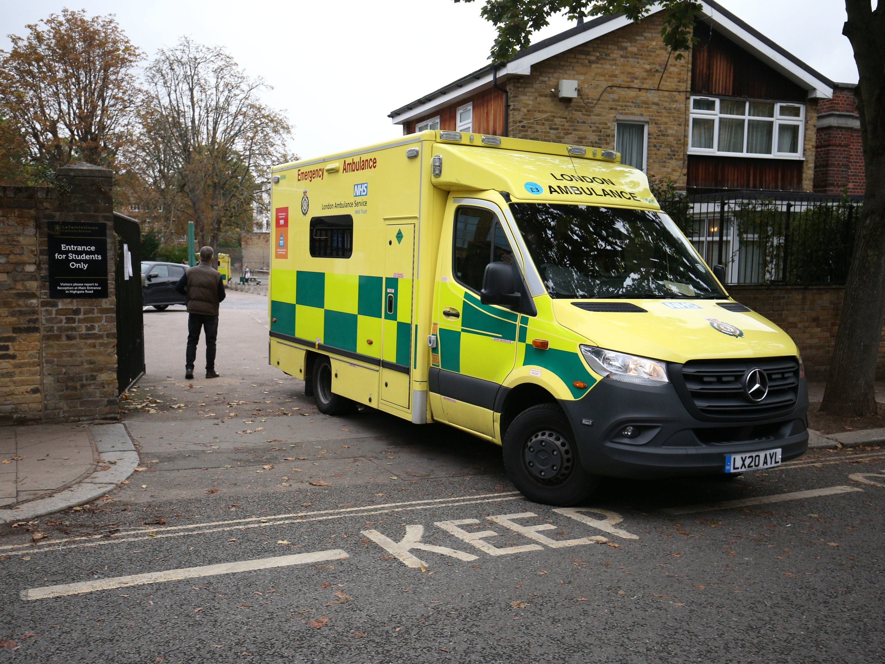 Una ambulancia sale de La Sainte Union Catholic School en Highgate, al norte de Londres.