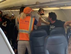Pasajeros pelean en vuelo después de que el hombre se niega a usar máscara