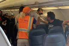 Pasajeros pelean en vuelo después de que el hombre se niega a usar máscara