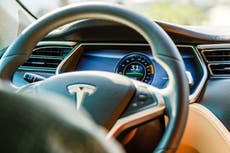 Hacker descubre el propósito de la cámara interior del Tesla Model 3