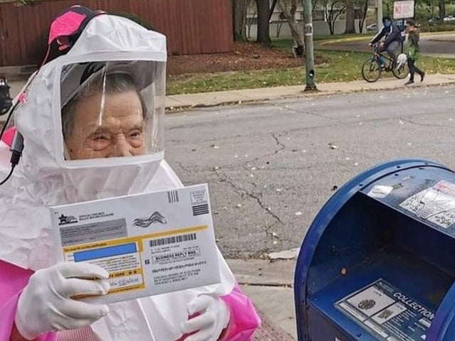 Esta es Bea Lumpkin, jubilada de CTU de 102 años, que emitió su boleta de voto por correo. Si Bea puede hacerlo, cualquiera puede hacerlo.