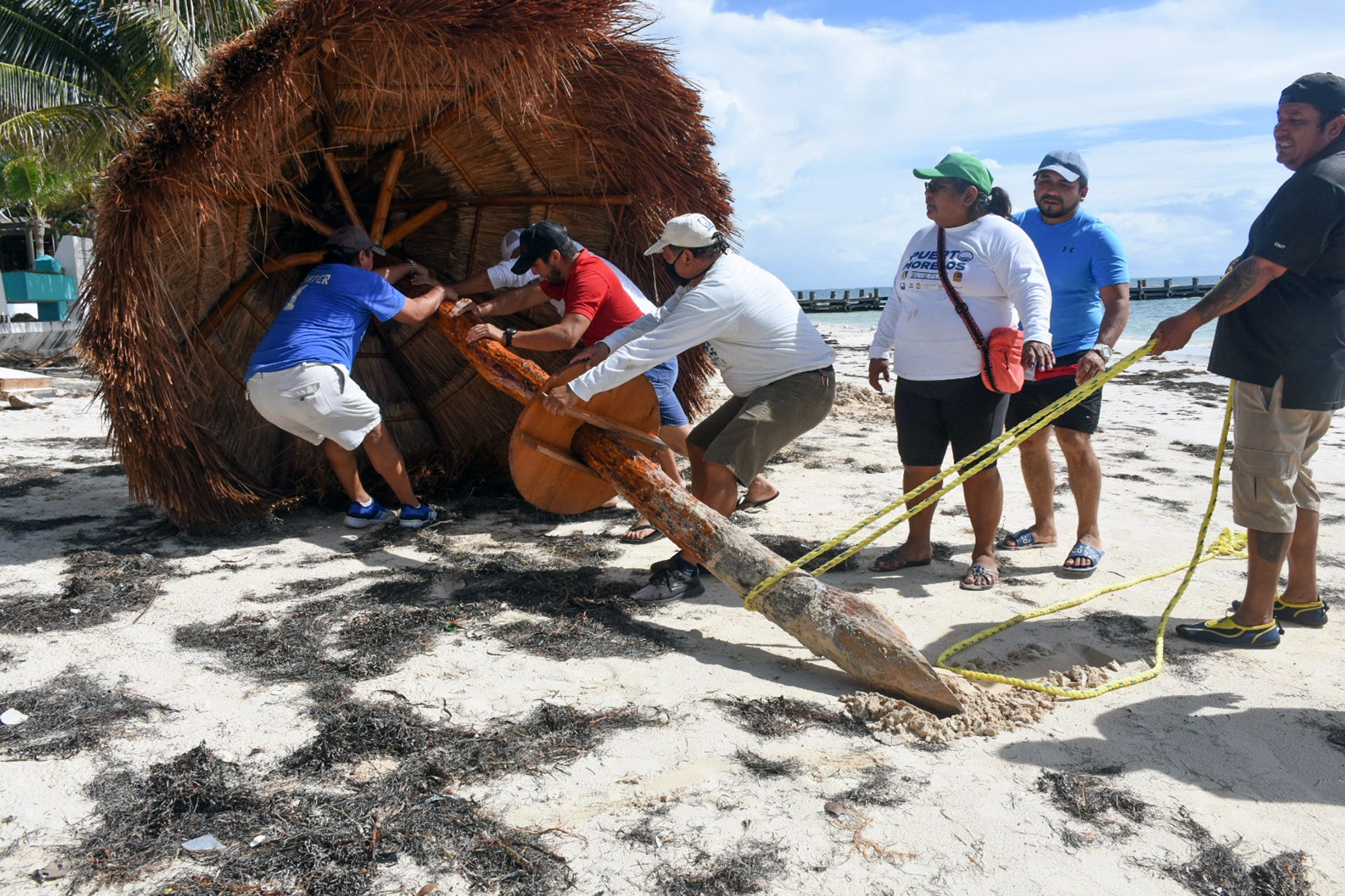 Trabajadores se preparan para el huracán en Quintana Roo