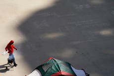 Activistas acampan frente al Ayuntamiento de Kansas City como protesta