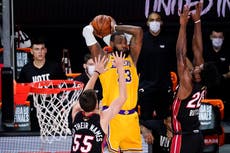 Lakers vencen al Heat y acarician el título de la NBA