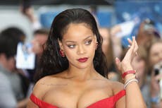Rihanna se disculpa por usar una polémica canción en show de lencería
