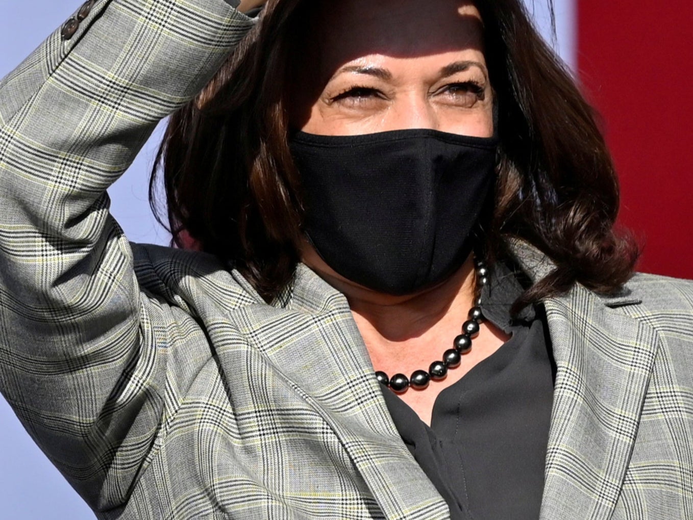 Miembro de equipo de campaña de Kamala Harris da positivo por Covid-19