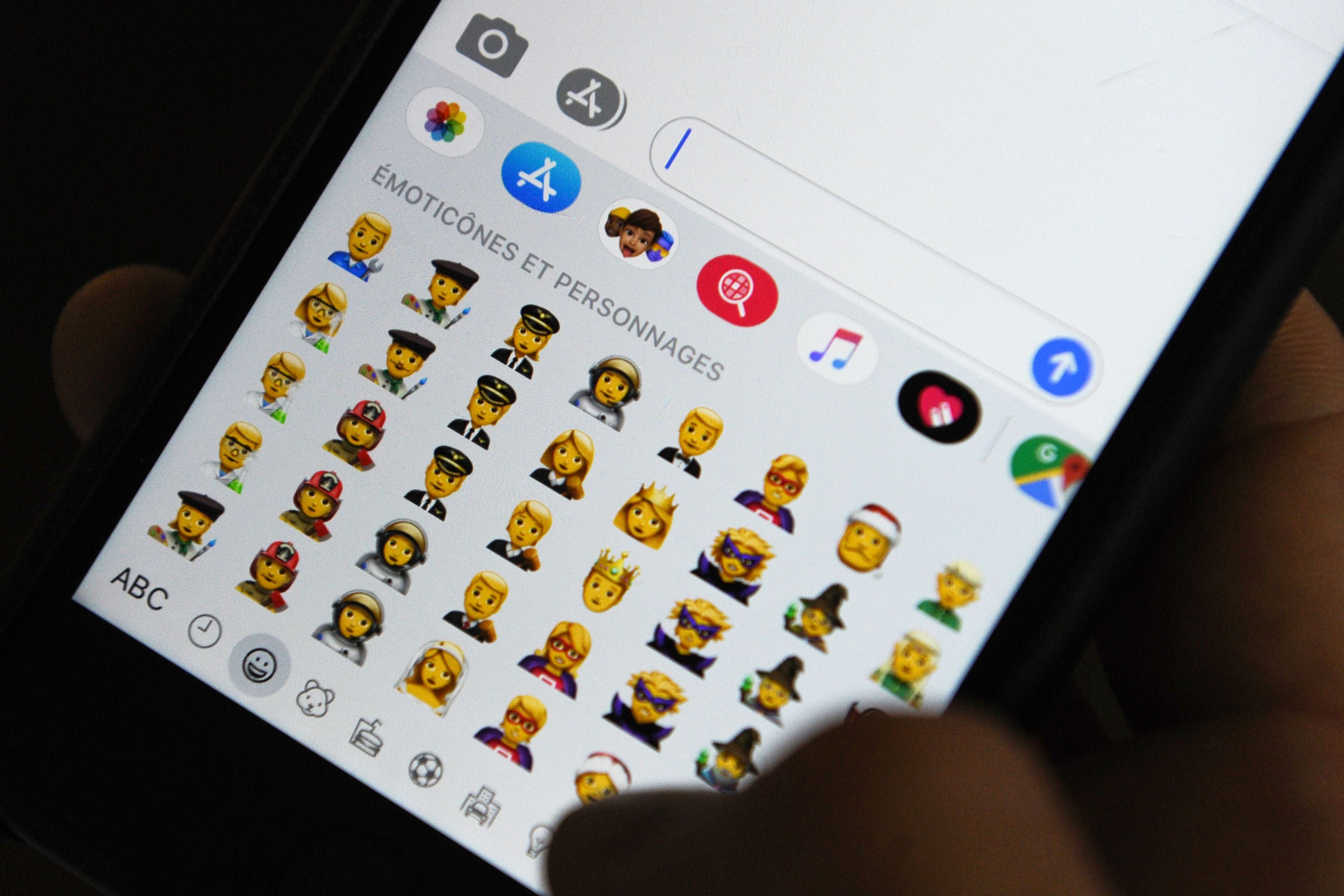 Apple actualizó su emoji con mascarilla para que aparezca con una sonrisa.