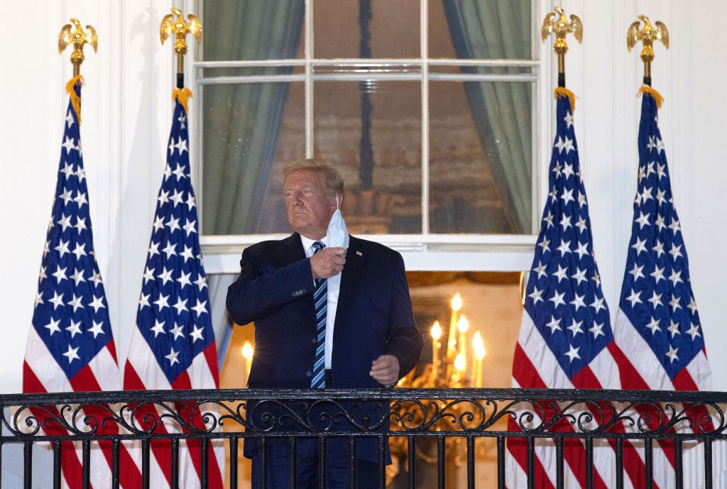 El presidente de Estados Unidos, Donald J. Trump, se quita la máscara después de regresar a la Casa Blanca.